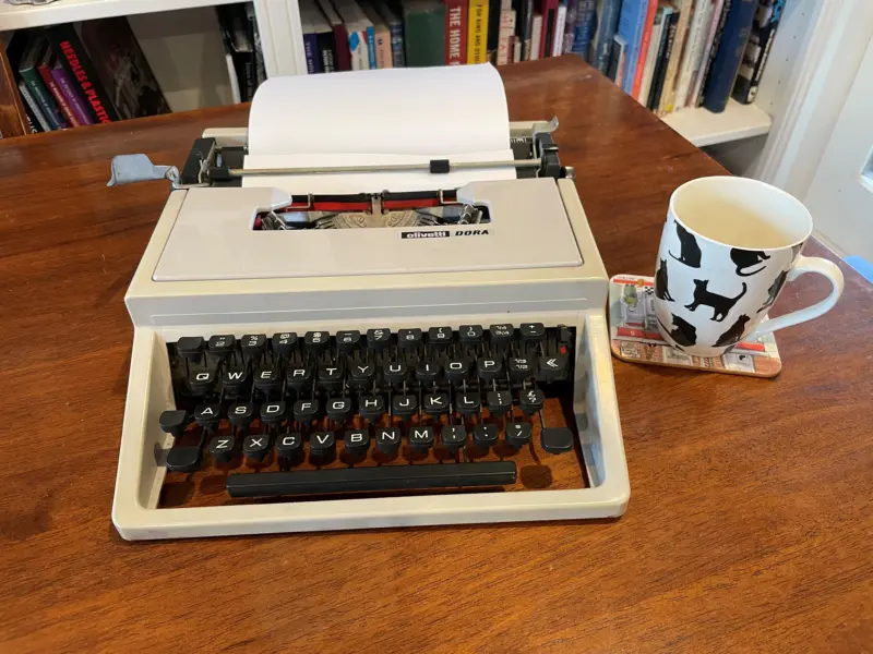 Typewriter and mug PNCL CJ 2026